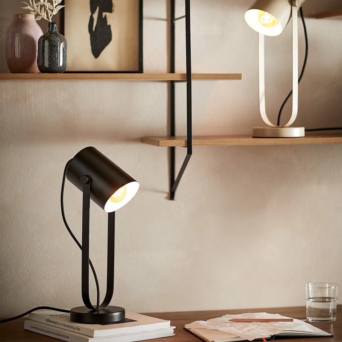 ON STAGE Skrivebordslampe – Justerbar metalbordlampe i spotdesign