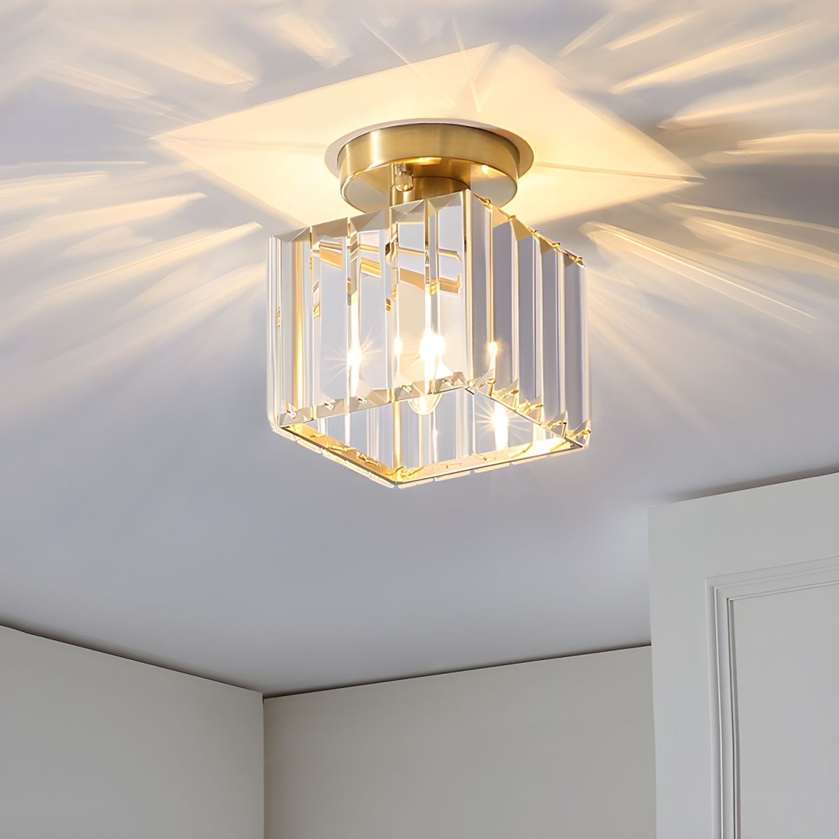 Krystalglas Loftlampe – Messingbeslag & Kompakt Design