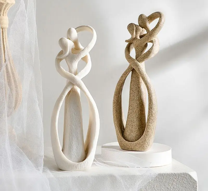 Abstrakt Skulptur af Omfavnende Par som et Tidløst Symbol på Kærlighed