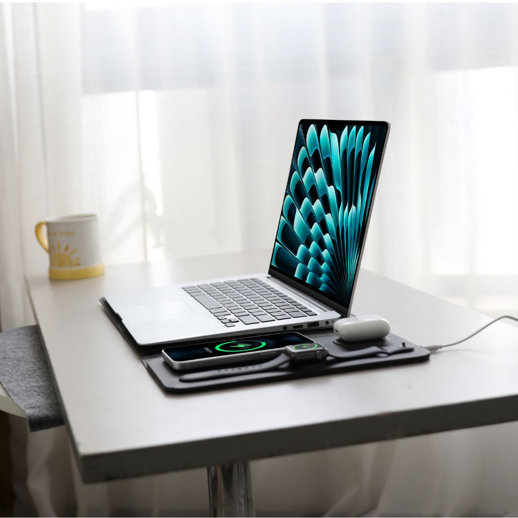 PowerDesk Sleeve – Slim Laptop Case med Trådløs Opladningsfunktion