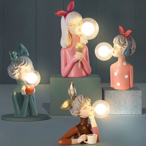 Kunstnerisk Bordlampe med Figurer – Unik, Legesyg og Atmosfærisk