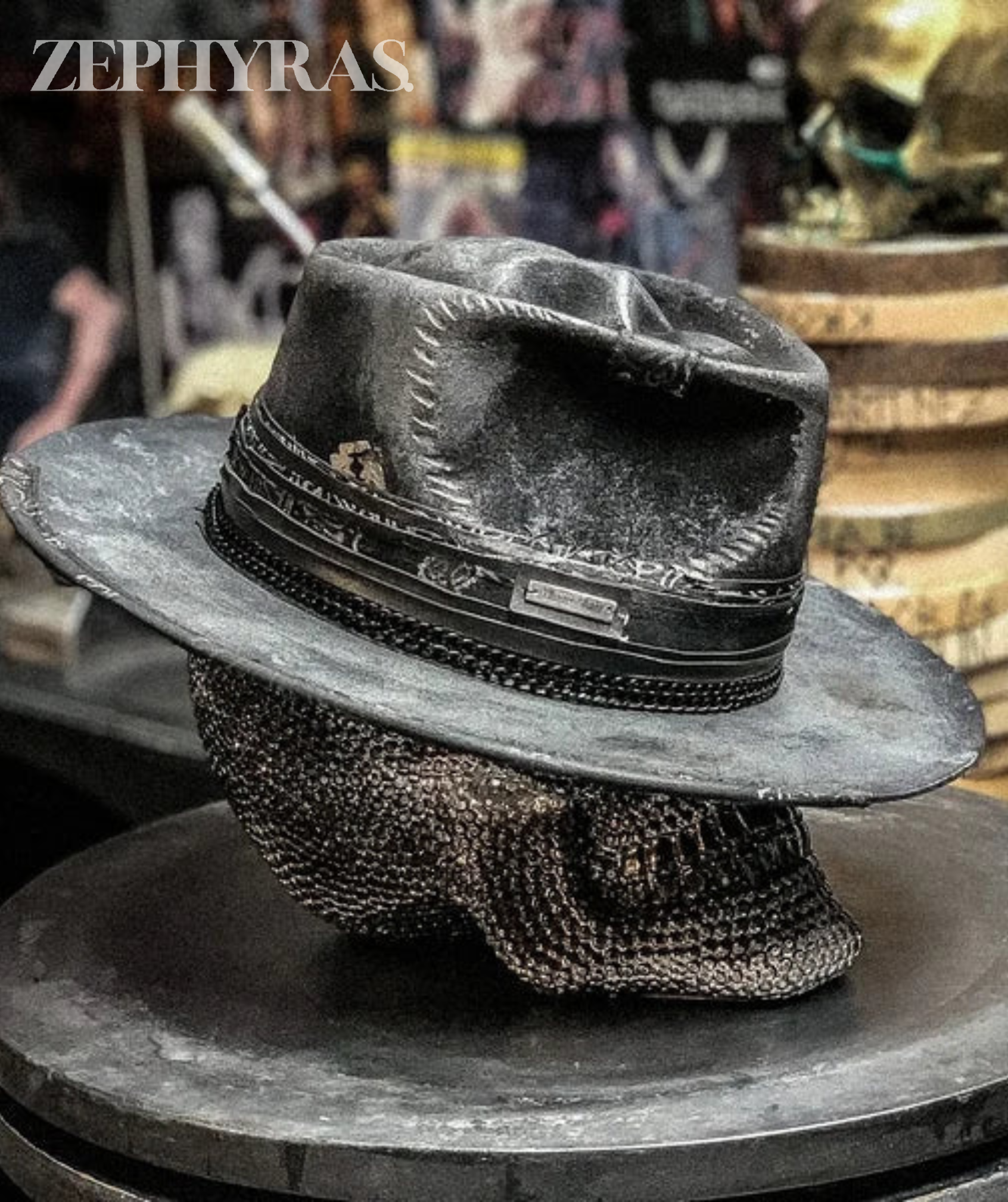 Artisan Skull Hat Håndlavet med Trendy Disk Emblem til Modige Stile