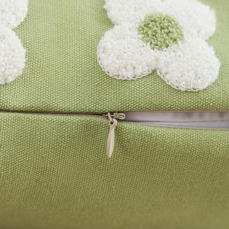 LuxeBloom Artisan Lændepude Betræk | Udsøgt marguerit broderi for et strejf af elegance og komfort i din boligindretning