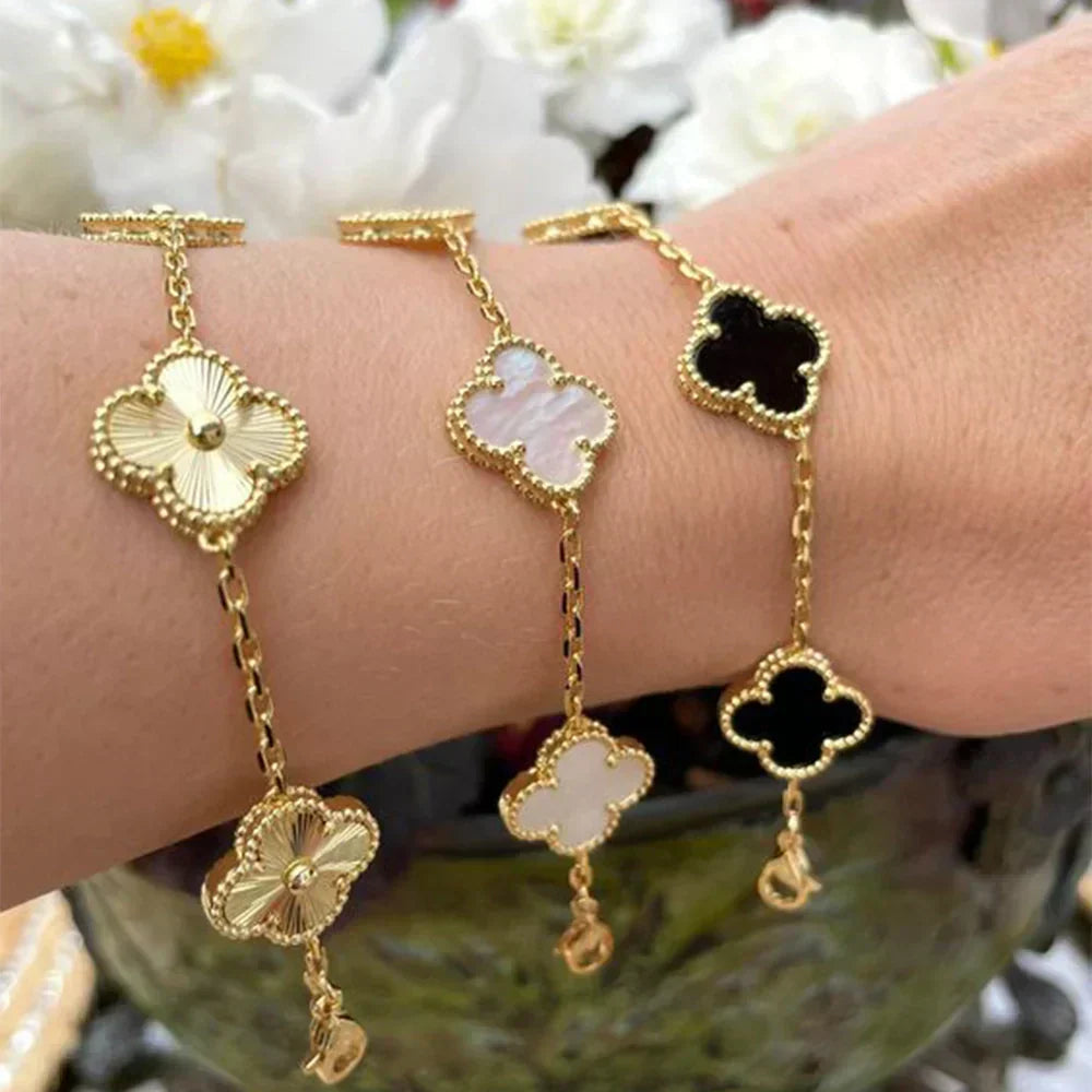Liora Kløver Charms Armbånd Med Fire Blomster Charms I Guldbelagt Rustfrit Stål