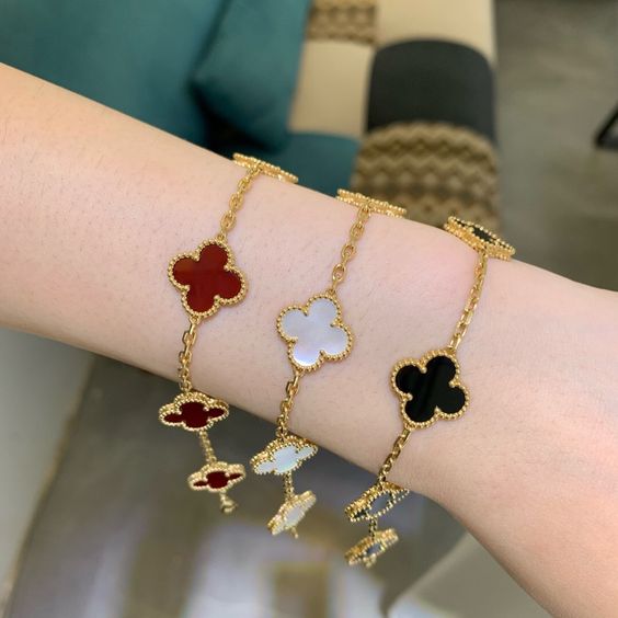 Liora Kløver Charms Armbånd Med Fire Blomster Charms I Guldbelagt Rustfrit Stål