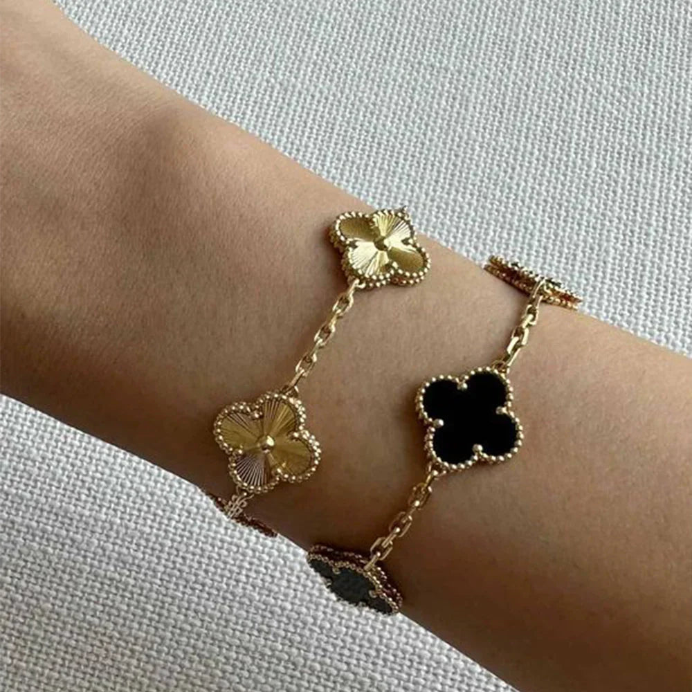 Liora Kløver Charms Armbånd Med Fire Blomster Charms I Guldbelagt Rustfrit Stål