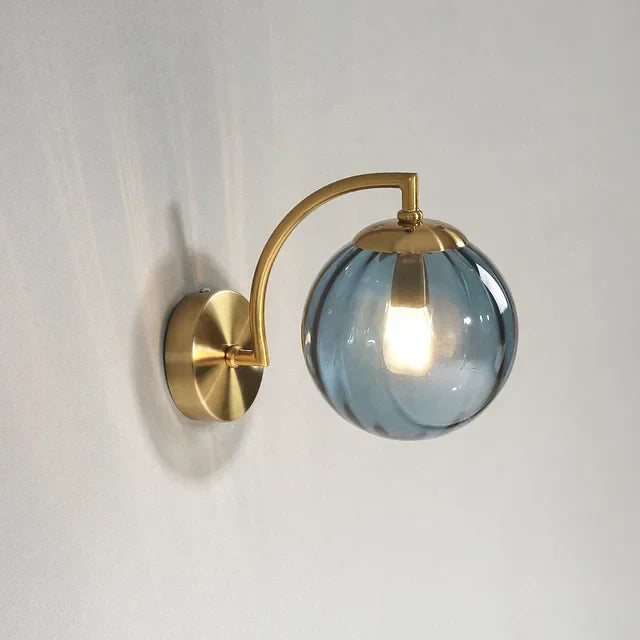 Moderne Glas Væglampe med Varmt Lys og Elegant Skandinavisk Design