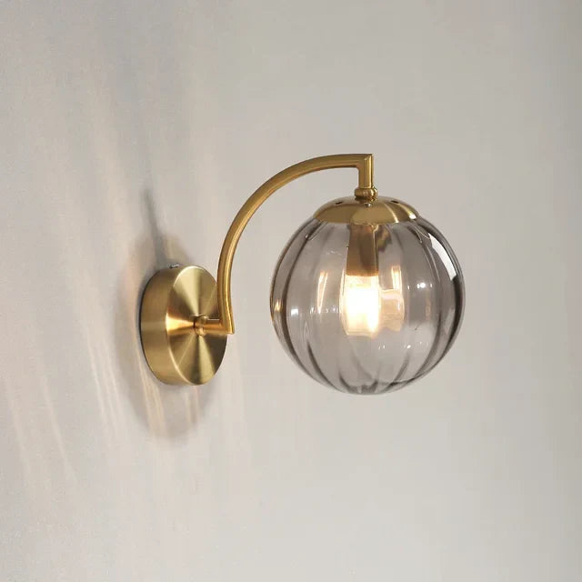 Moderne Glas Væglampe med Varmt Lys og Elegant Skandinavisk Design
