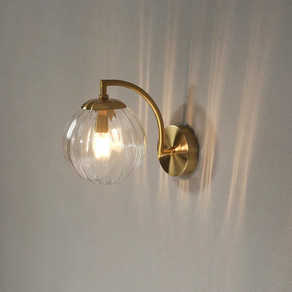Moderne Glas Væglampe med Varmt Lys og Elegant Skandinavisk Design