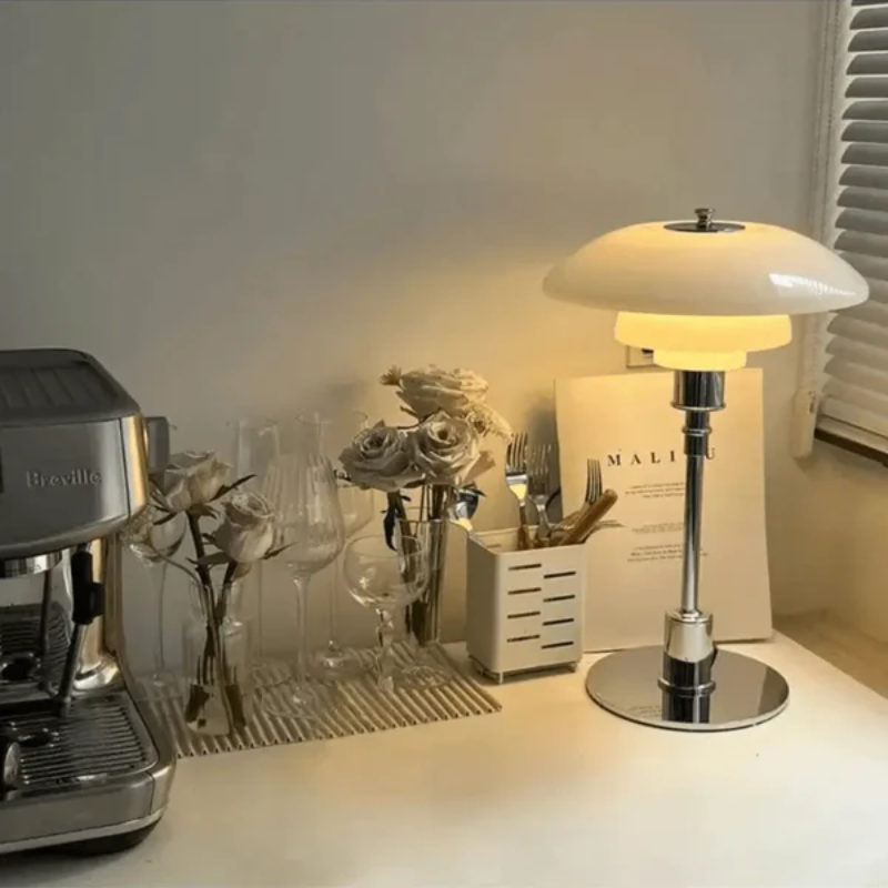 Design Bordlampe med Glas Skærm – Stemningsfuldt Lys og Minimalistisk Elegance