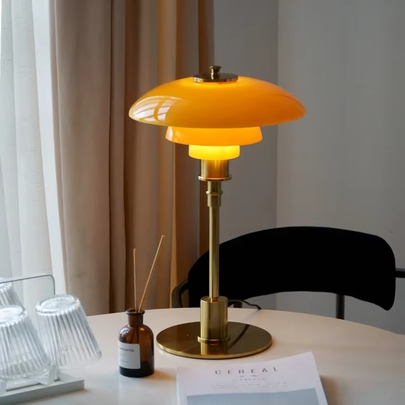 Design Bordlampe med Glas Skærm – Stemningsfuldt Lys og Minimalistisk Elegance