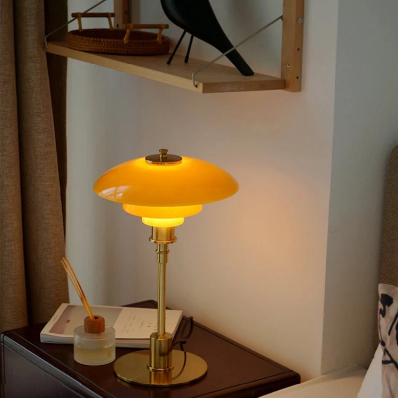 Design Bordlampe med Glas Skærm – Stemningsfuldt Lys og Minimalistisk Elegance