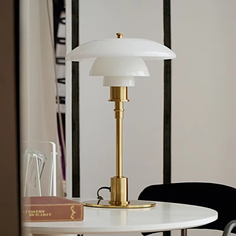 Design Bordlampe med Glas Skærm – Stemningsfuldt Lys og Minimalistisk Elegance