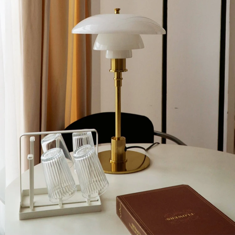 Design Bordlampe med Glas Skærm – Stemningsfuldt Lys og Minimalistisk Elegance