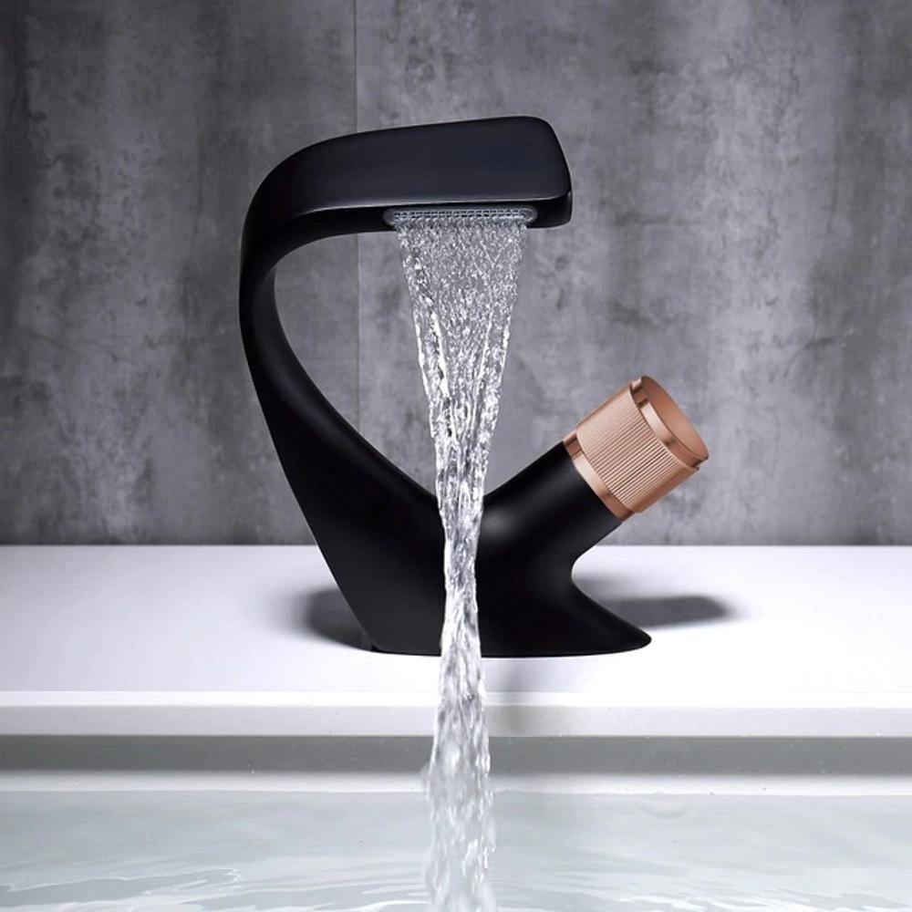 AQUACASCADE Vaskarmatur – Moderne Vandfald Badmiks i Solid Messing