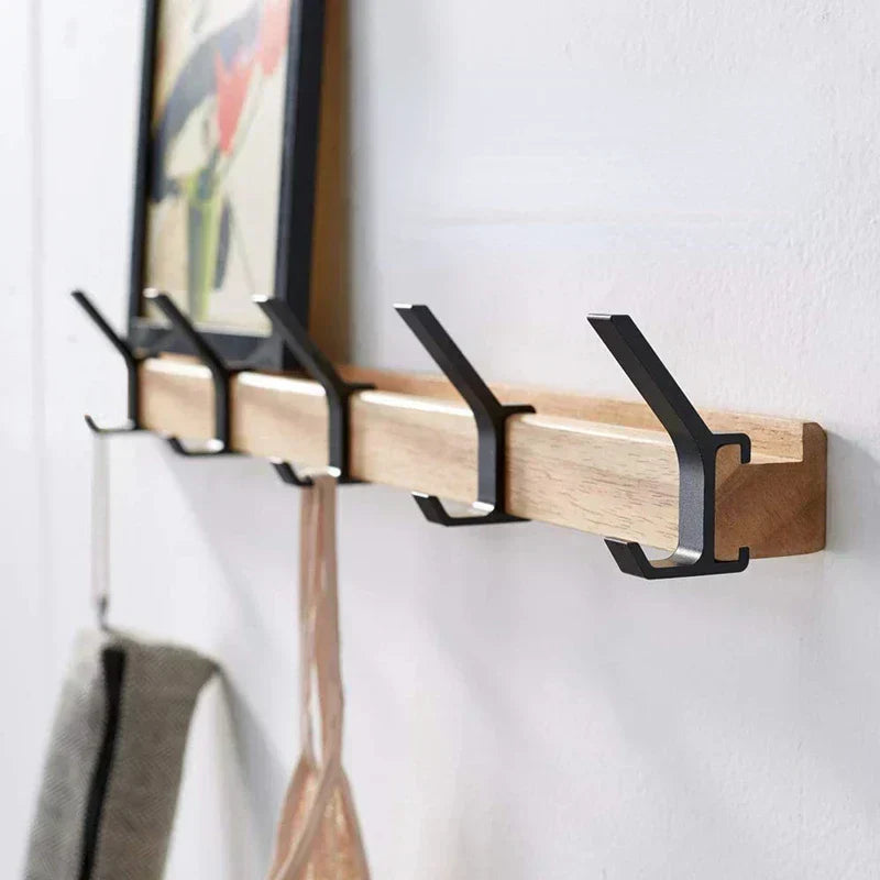 Væghængt garderobe med flytbare kroge – Skandinavisk design lavet af træ og metal