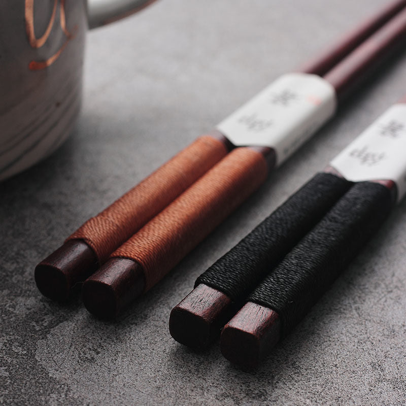 MASU Sort Valnød Chopsticks med Dekorativ Tråd i Trææske