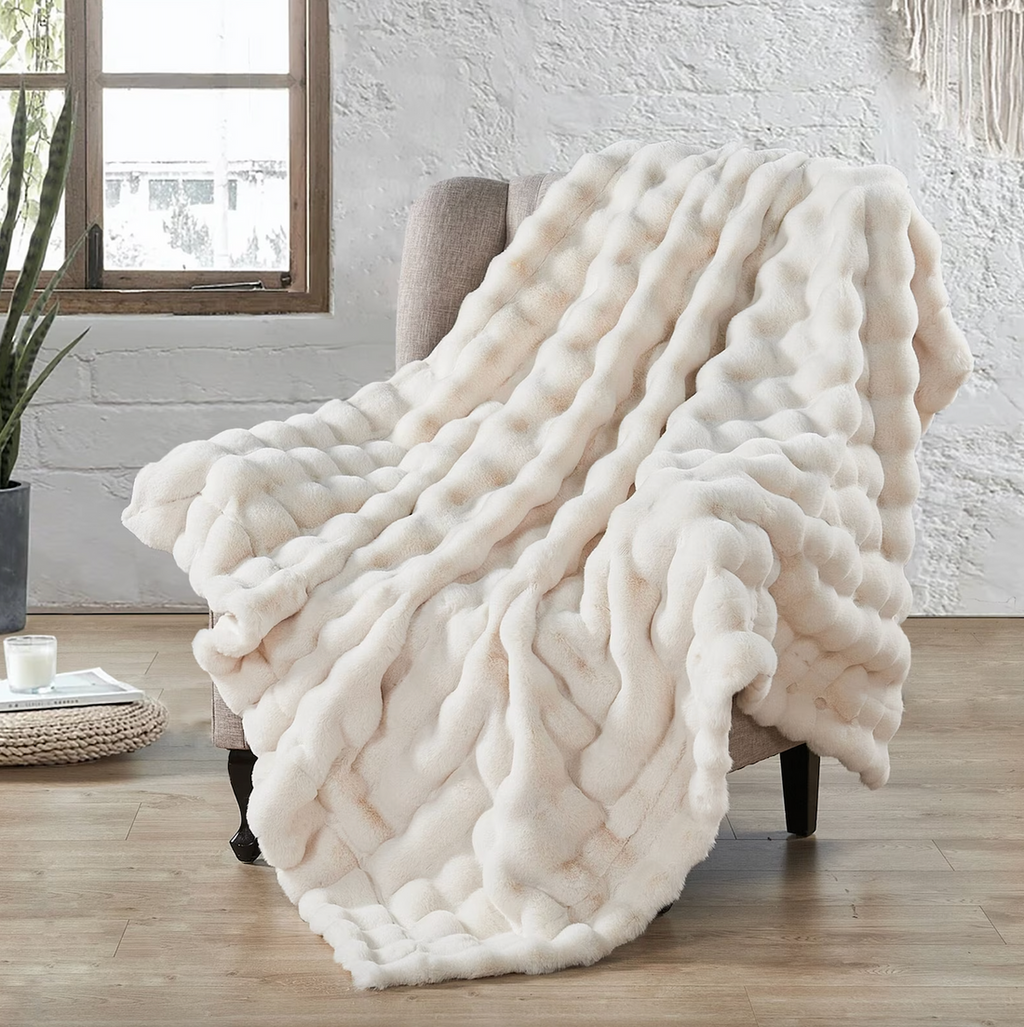 VeloraWeave Kanin Faux Fur Plaid Til Hyggelig Varme I Hjemmet