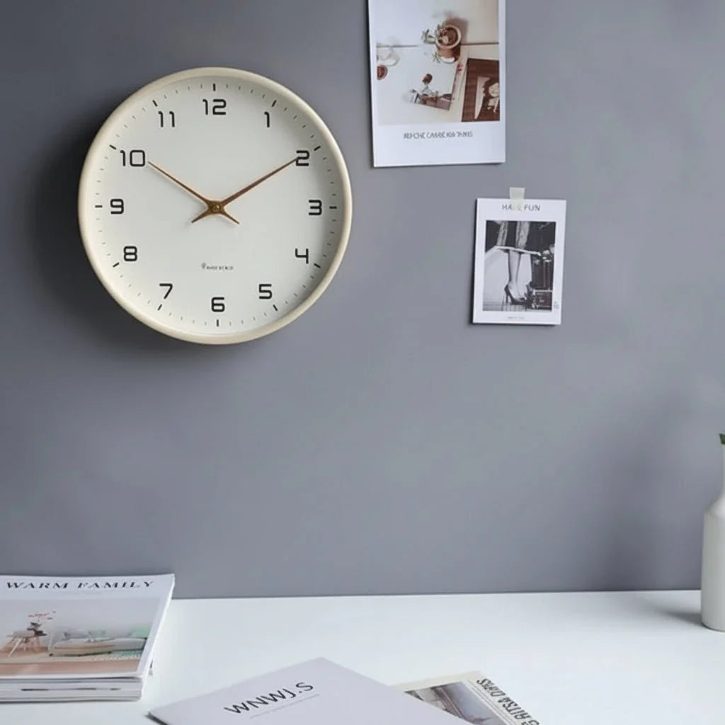 Claryo Skandinavisk Trævægur Minimalistisk Design