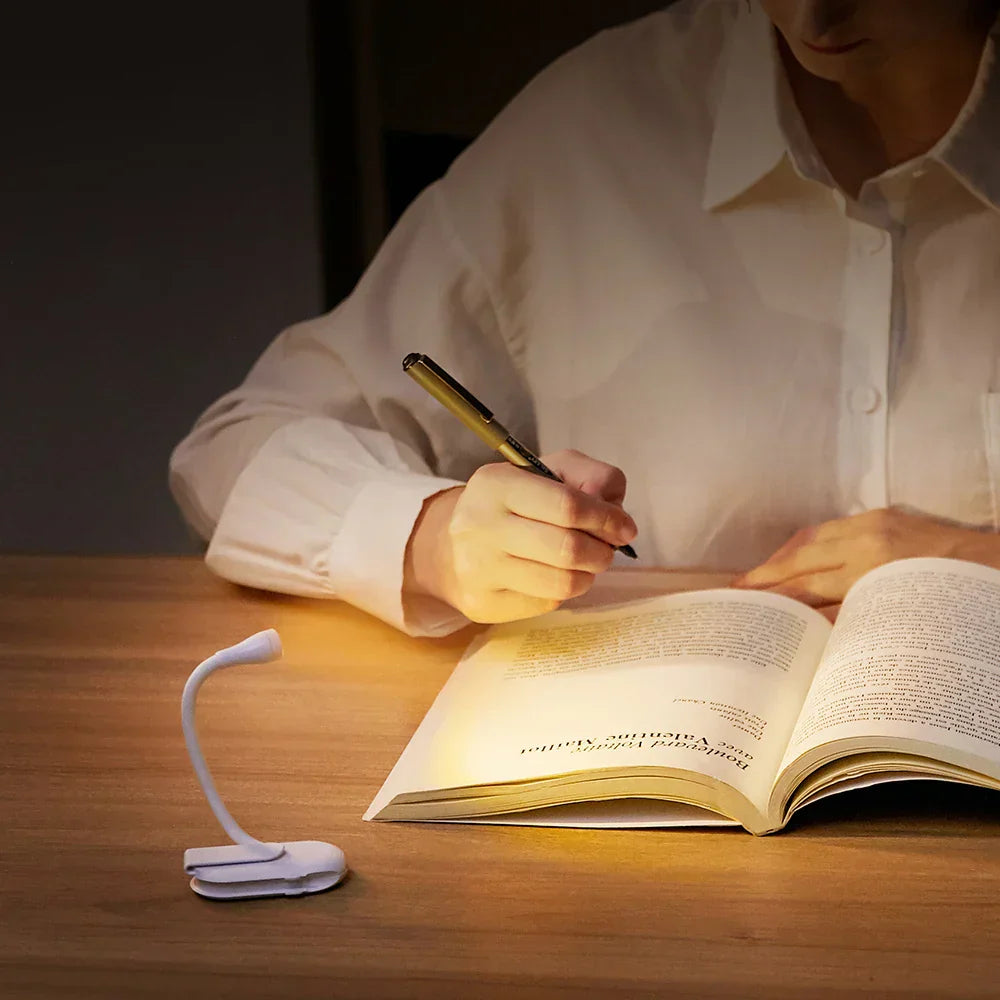 Mini Boglys - Bærbart Klipslys med USB-opladning, Dæmpbar LED til Soveværelse, Øjenbeskyttelse og Camping - 360° Drejbar Klips Boglampe