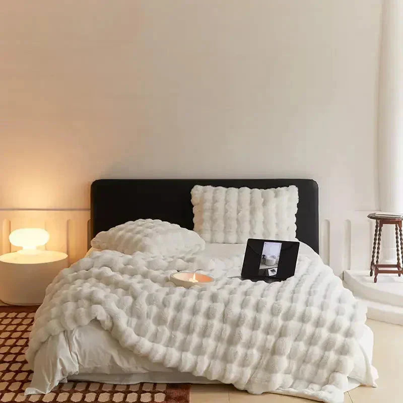 VeloraWeave Kanin Faux Fur Plaid Til Hyggelig Varme I Hjemmet