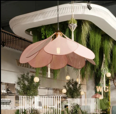 Blomsterformet Pendelampe – Naturligt Design og Atmosfærisk Belysning