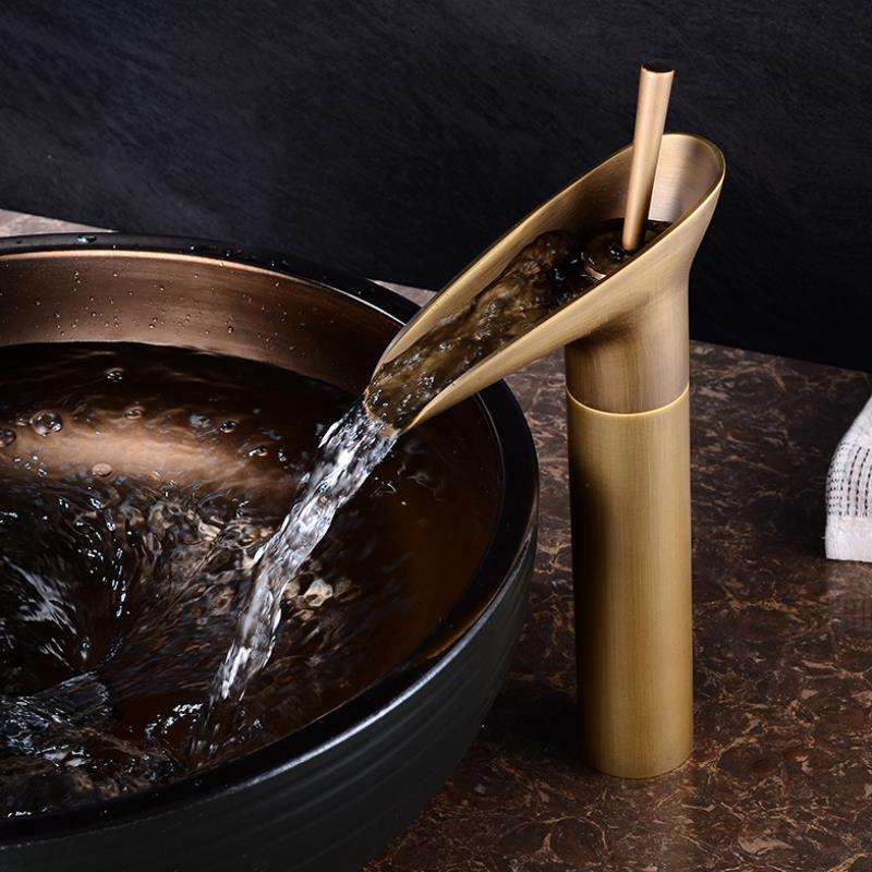 Vandfaldsvaskearmatur i messing med elegant design til badeværelset