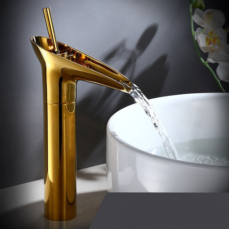 Vandfaldsvaskearmatur i messing med elegant design til badeværelset