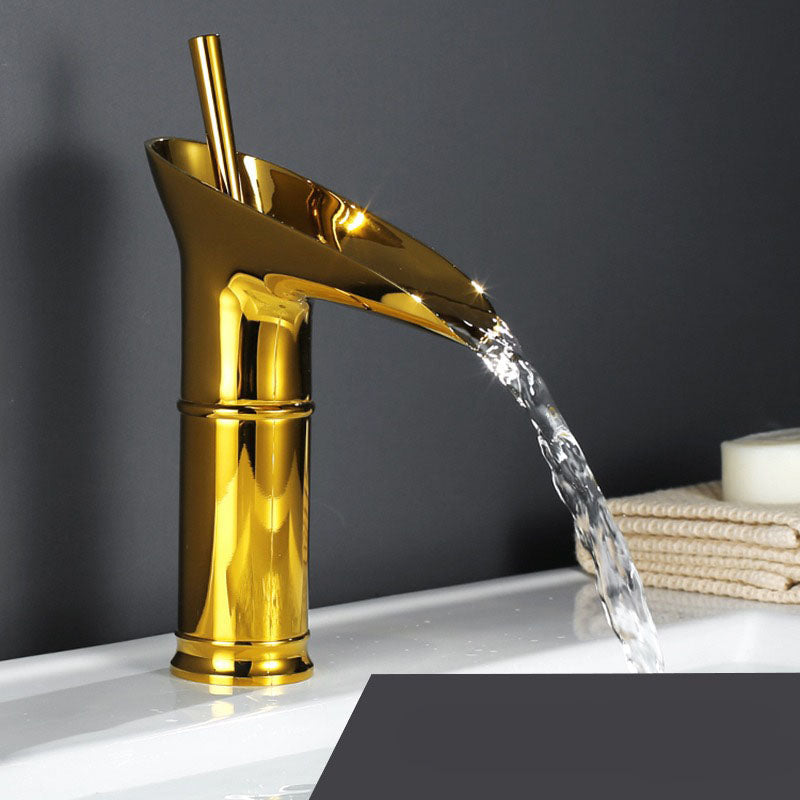 Vandfaldsvaskearmatur i messing med elegant design til badeværelset