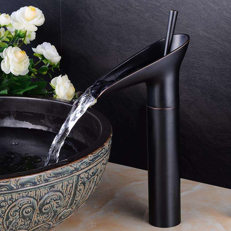 Vandfaldsvaskearmatur i messing med elegant design til badeværelset