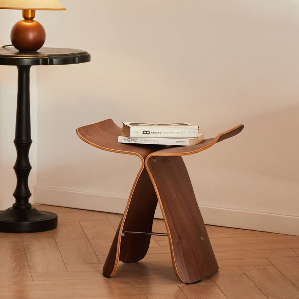 Elegant Butterfly Stool – Tidless Design til Stue og Entré