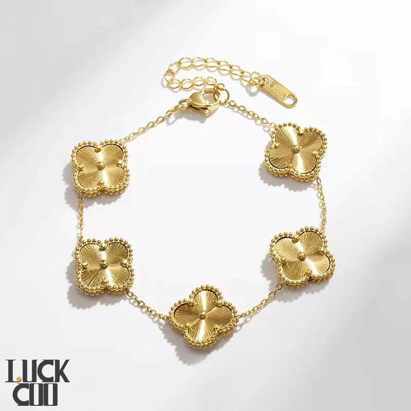 Liora Kløver Charms Armbånd Med Fire Blomster Charms I Guldbelagt Rustfrit Stål