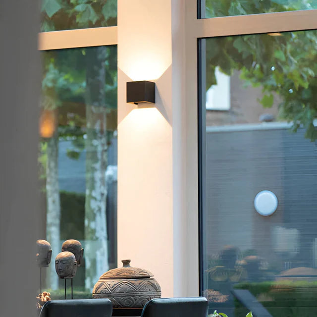 Trådløs væglampe til indendørs og udendørs brug | LED væglampe med batteri og sensor i sort og hvid