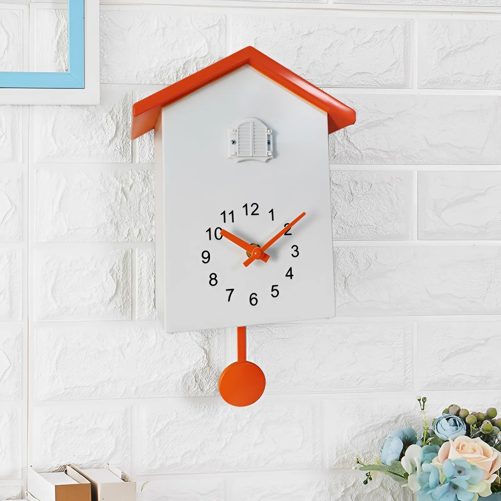 Minimalistisk Kukkuklokke i Elegant Sort og Hvid
