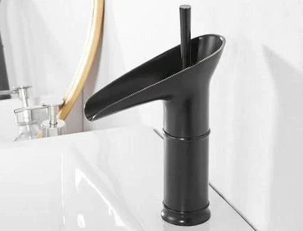 Vandfaldsvaskearmatur i messing med elegant design til badeværelset