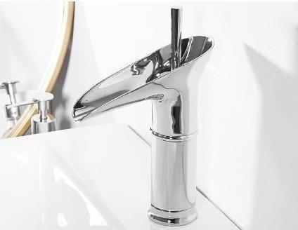 Vandfaldsvaskearmatur i messing med elegant design til badeværelset