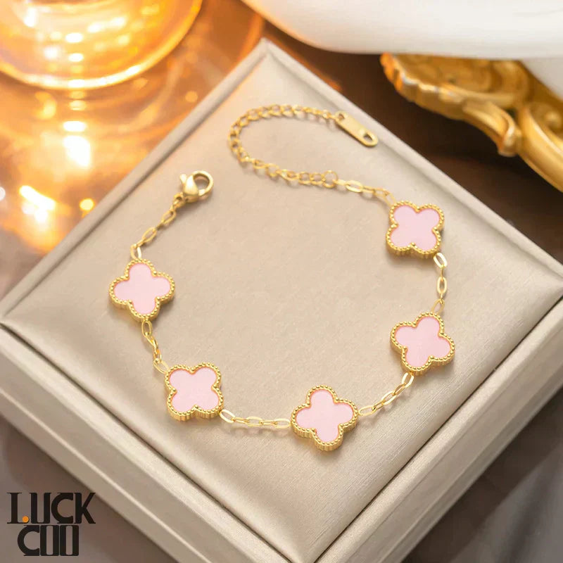 Liora Kløver Charms Armbånd Med Fire Blomster Charms I Guldbelagt Rustfrit Stål