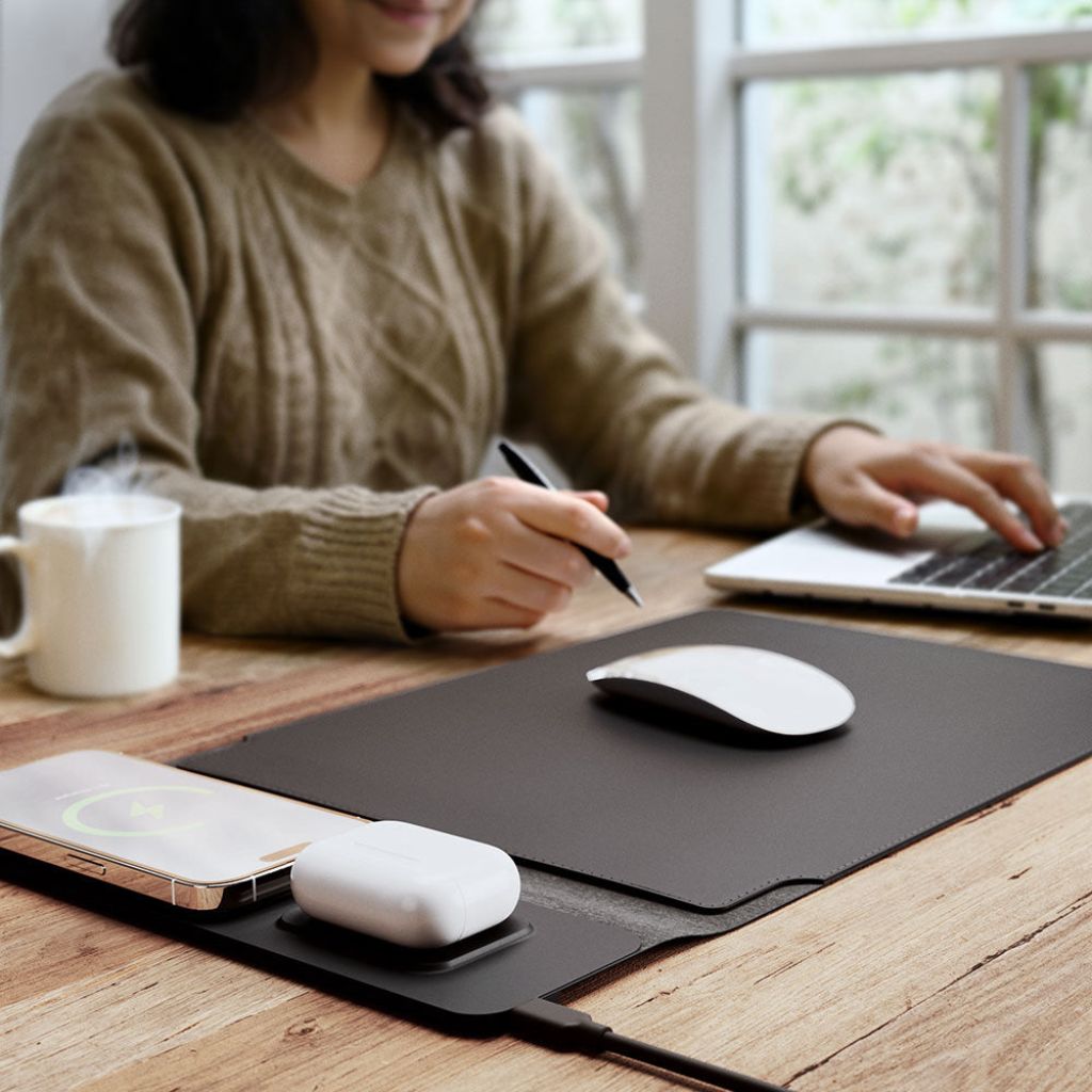 PowerDesk Sleeve – Slim Laptop Case med Trådløs Opladningsfunktion
