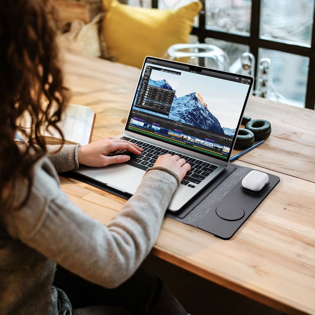 PowerDesk Sleeve – Slim Laptop Case med Trådløs Opladningsfunktion