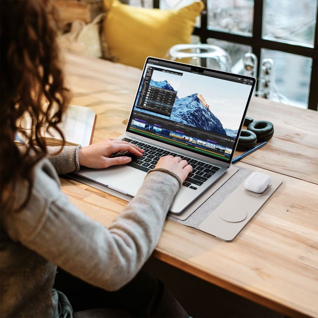 PowerDesk Sleeve – Slim Laptop Case med Trådløs Opladningsfunktion
