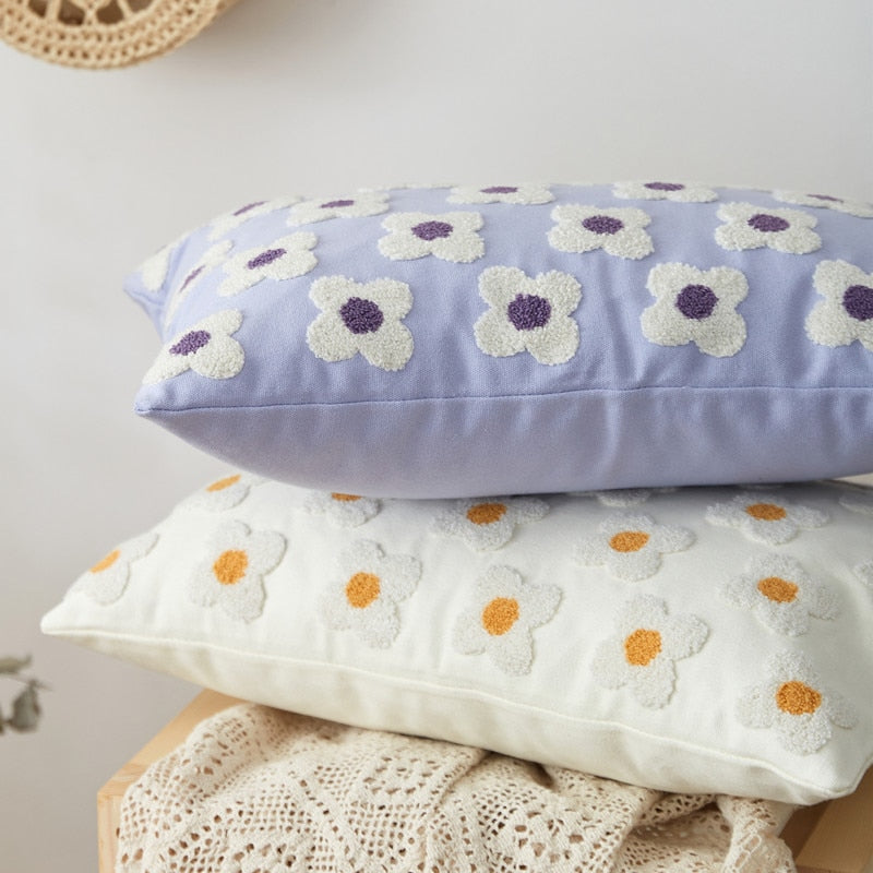 LuxeBloom Artisan Lændepude Betræk | Udsøgt marguerit broderi for et strejf af elegance og komfort i din boligindretning