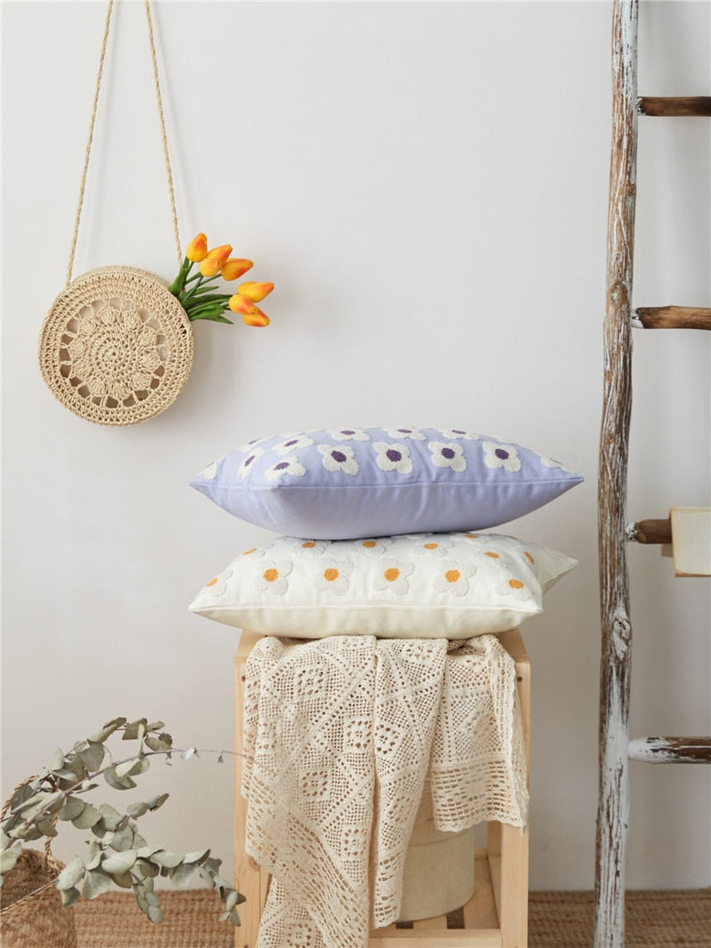 LuxeBloom Artisan Lændepude Betræk | Udsøgt marguerit broderi for et strejf af elegance og komfort i din boligindretning