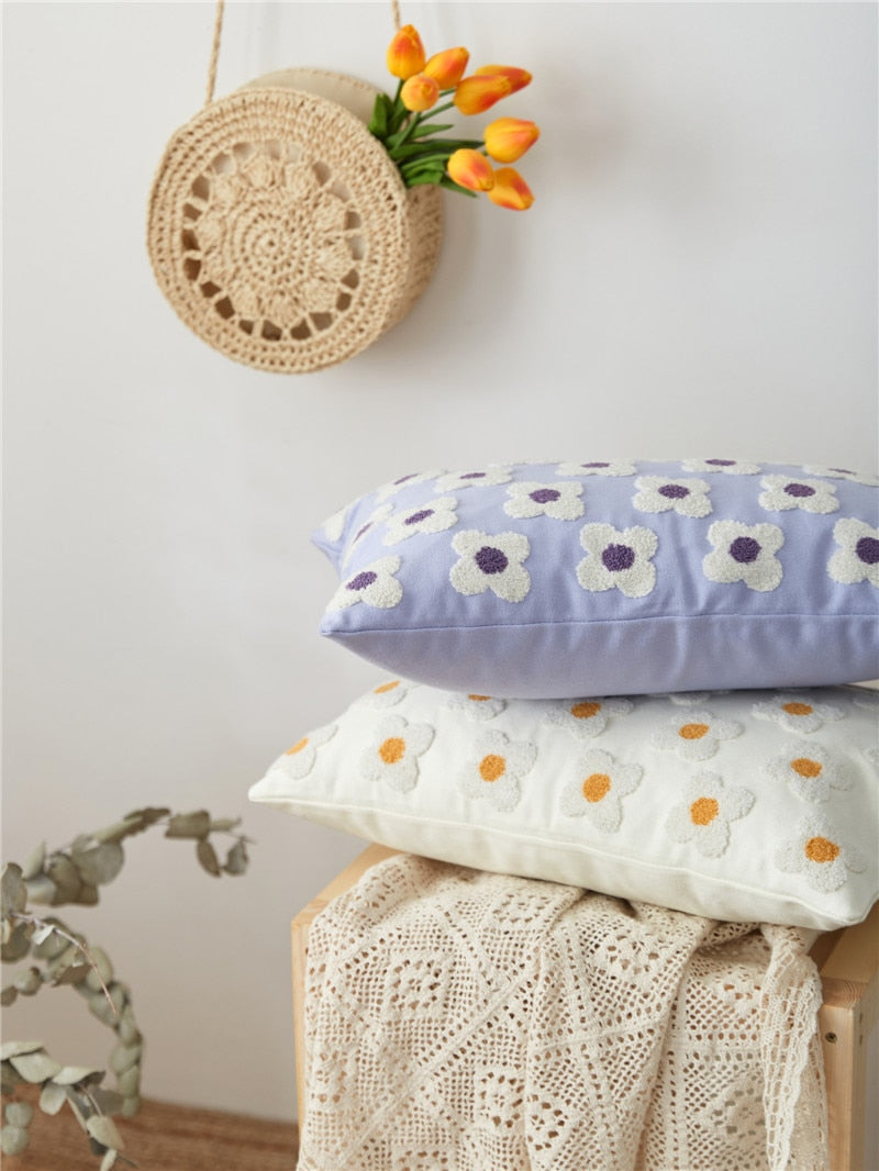 LuxeBloom Artisan Lændepude Betræk | Udsøgt marguerit broderi for et strejf af elegance og komfort i din boligindretning