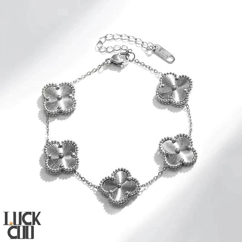 Liora Kløver Charms Armbånd Med Fire Blomster Charms I Guldbelagt Rustfrit Stål